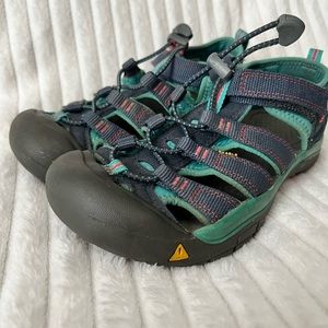 KEEN indigo and pink Velcro strap sandals closed toe & heel